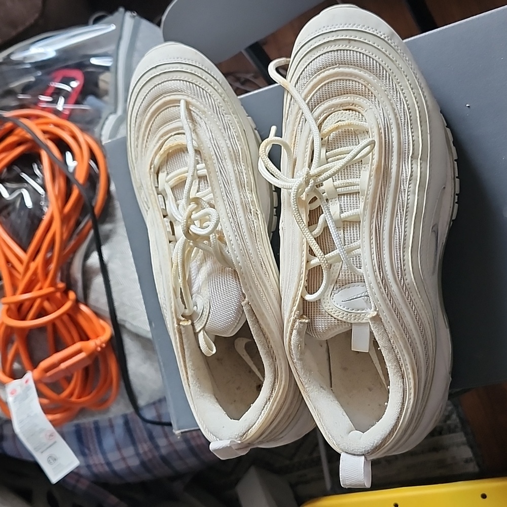 Tennis shoes
